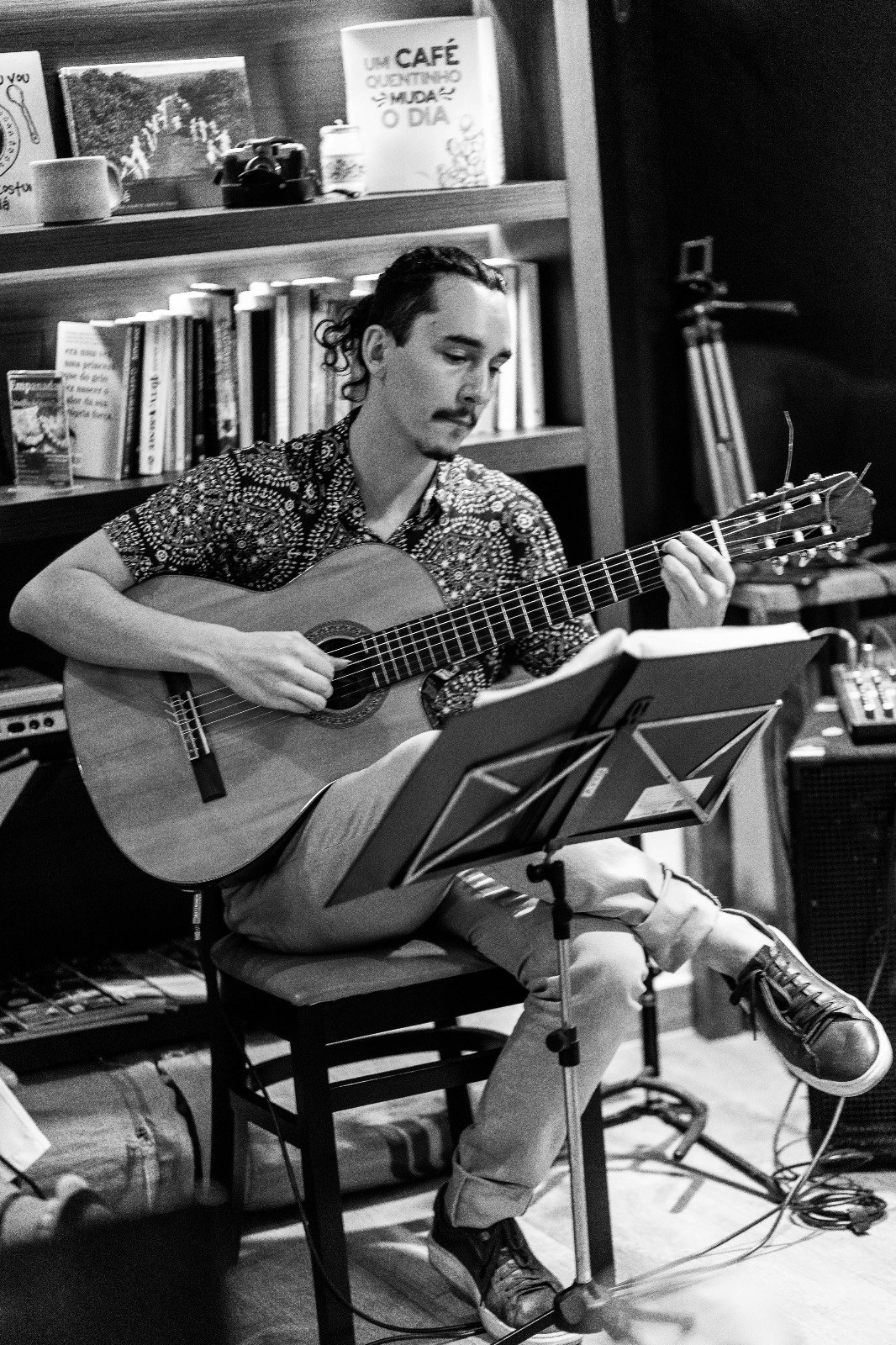 Gabriel Moretti tocando violão com estante de partitura
